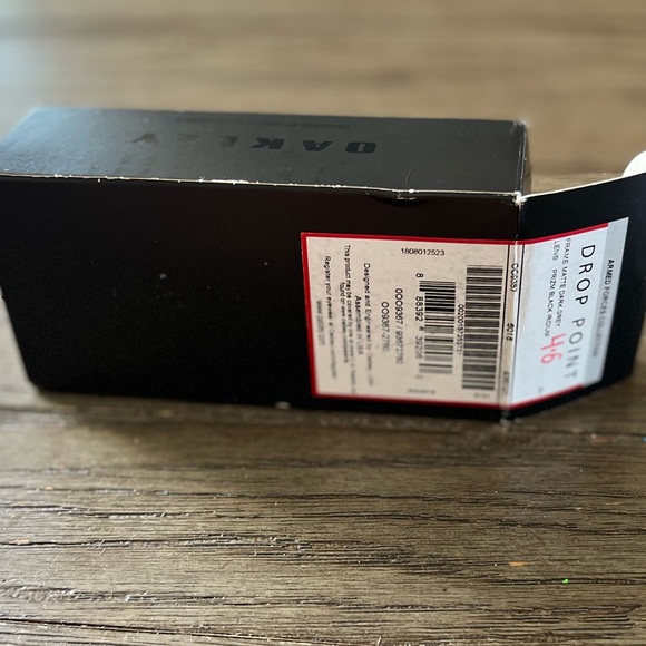 SOLD—Drop Point Armed Forces Collection Oakley Sunglasses NWT • Dark grey frame - Picture 5 of 9